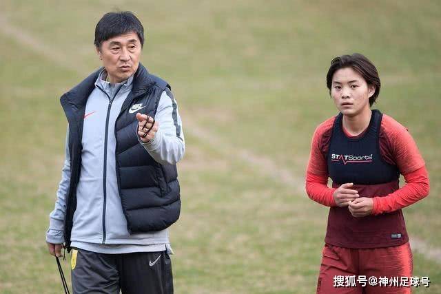 泽林斯基：我想留在国米 如果邓弗里斯加盟皇马就只需要祝他好运